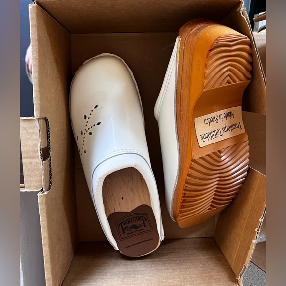 41 Troentorp Clogs | O’Keefe White flower pattern leather fits 10-11 NEW IN BOX - Picture 8 of 9
